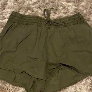 Army green shorts with elastic waistband & pockets